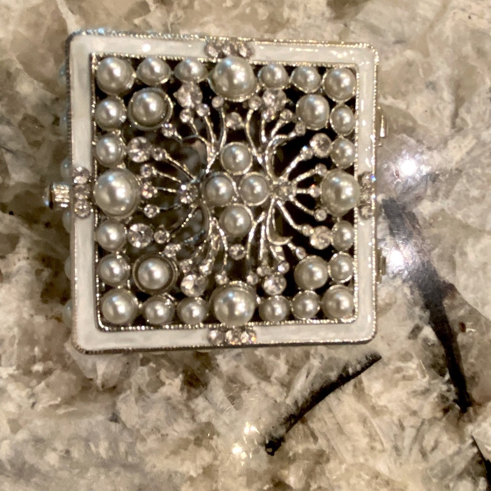 Olivia Riegel Original Pearl Ring Box.